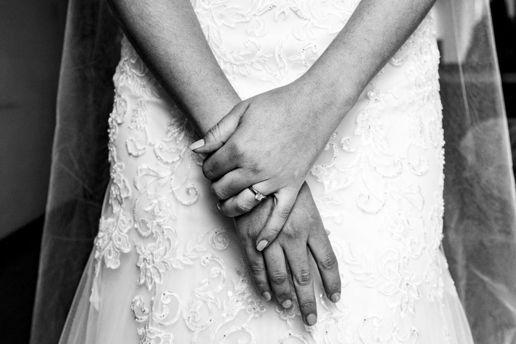 Manos de la novia con su anillo de bodas, boda Alejandra y Arturo