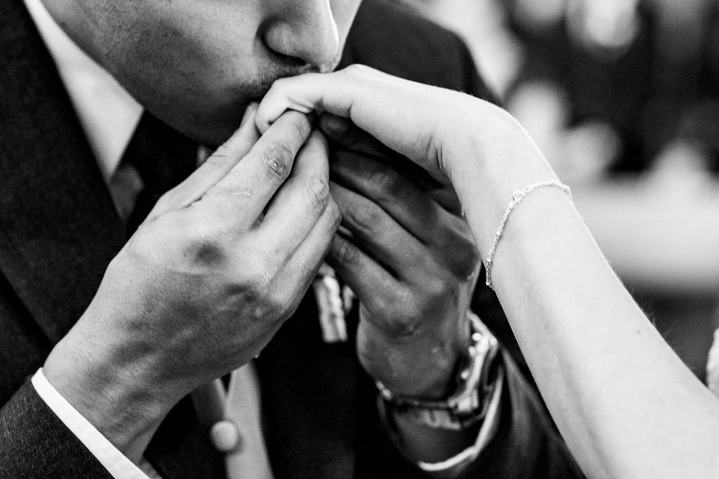 Besando el anillo de bodas en la iglesia