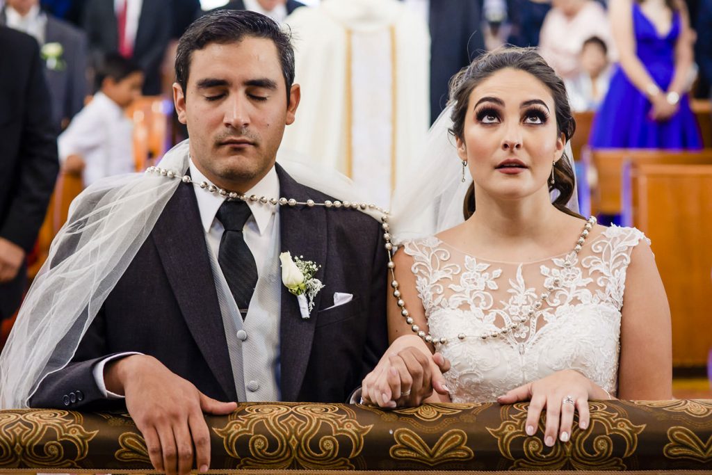 Novia mirando al cielo en el altar boda Alejandra y Arturo
