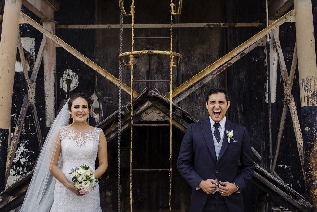 Divertida sesion fotografica de novios el dia de su boda