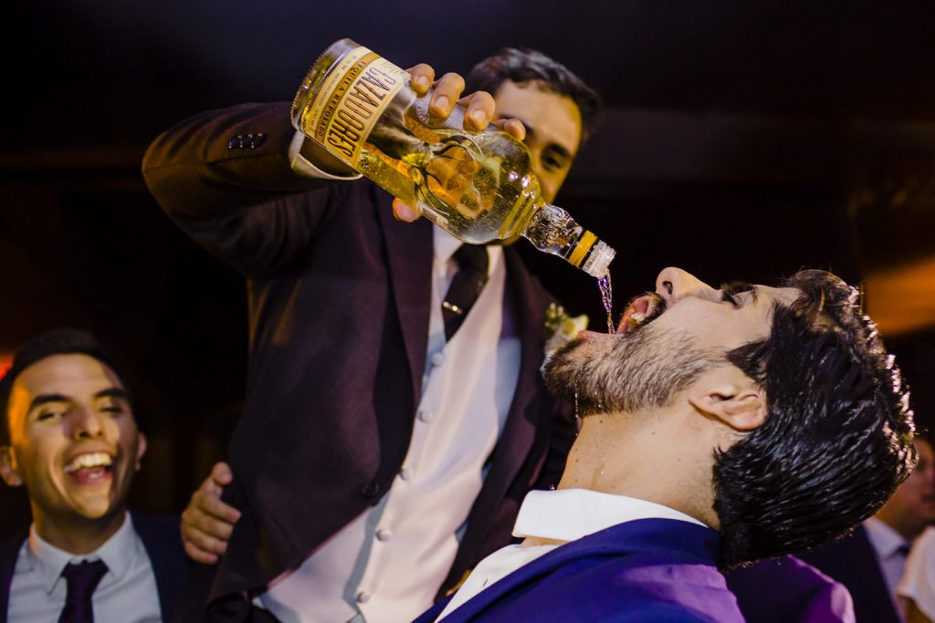 El novio comparte tequila con todos sus invitados